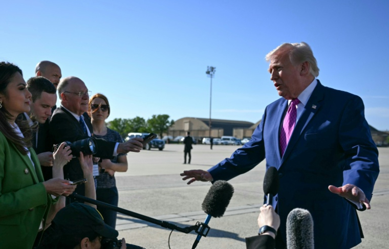 Le président américain Donald Trump s'adresse à des journalistes à la base aérienne Andrews, dans l'Etat américain du Maryland, le 10 avril 2026 ( AFP / Jim WATSON )