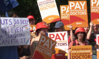 Des milliers de jeunes médecins en grève dans les hôpitaux d'Angleterre