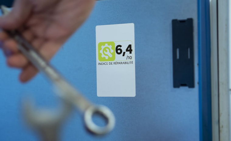 (Crédits photo : Adobe Stock - Dépannage d'un appareil électroménager présentant un indice de réparabilité satisfaisant)