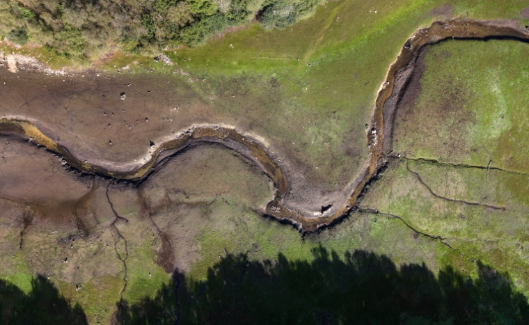 Vue aérienne du lac du Drennec, dans le Finistère, rempli à seulement un tiers de sa capacité, le 14 octobre 2026 ( AFP / Fred TANNEAU )