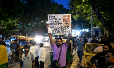 Un partisan du "Parti du peuple des cafards"(CJP) brandit une pancarte à Connaught Place, à New Delhi, le 24 juillet 2026 ( AFP / Sajjad HUSSAIN )