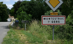Panneau d'entrée dans la commune de Montestruc-Sur-Gers, le 1er juin 2026  ( AFP / Matthieu RONDEL )