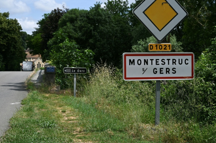 Panneau d'entrée dans la commune de Montestruc-Sur-Gers, le 1er juin 2026  ( AFP / Matthieu RONDEL )