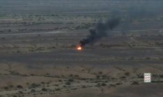 Cette capture d'une vidéo publiée par le centre médiatique Ansarullah le 10 octobre 2026 montre ce qu'il présente comme un incendie provoqué par une frappe de drone contre les forces gouvernementales yéménites  ( ANSARULLAH MEDIA CENTRE / - )