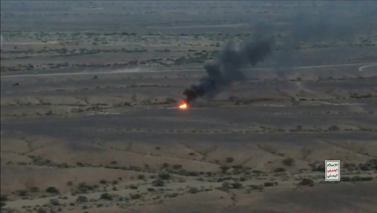 Cette capture d'une vidéo publiée par le centre médiatique Ansarullah le 10 octobre 2026 montre ce qu'il présente comme un incendie provoqué par une frappe de drone contre les forces gouvernementales yéménites  ( ANSARULLAH MEDIA CENTRE / - )