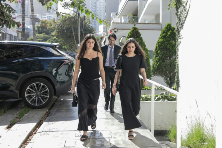 Isabella (G), Aitana (D), and Julio, les petits-fils de Mario Vargas Llosa, arrivent à la maison de leur grand-père dans le quartier de Barranco, à Lima le 14 avril 2025, au lendemain du décès de l'écrivain hispano-péruvien ( AFP / CONNIE FRANCE )