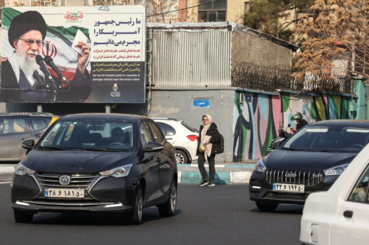 Une affiche portant le visage de l'ayatollah Ali Khamenei accompagné de slogans anti-américains, à Téhéran le 27 janvier 2026 ( AFP / ATTA KENARE )