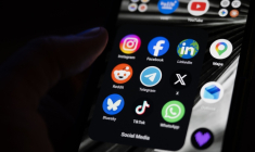 Avec des réseaux sociaux saturés de contenus, comment sortir du lot? Le clipping, qui consiste à publier en masse des courts extraits vidéo pour doper leur visibilité, s'impose comme une solution avant la présidentielle ( AFP / Martin LELIEVRE )