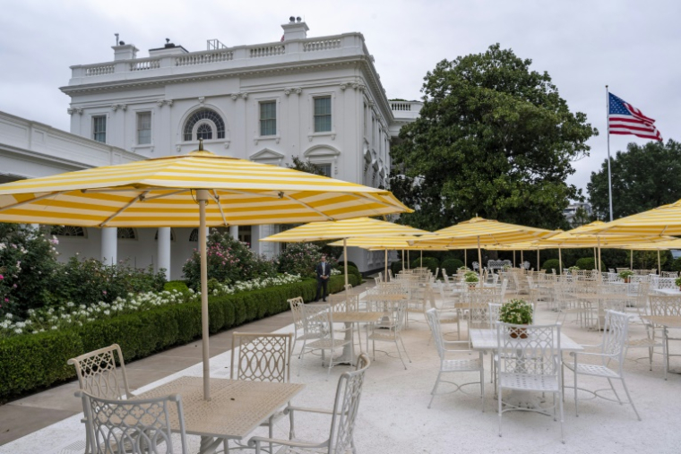 Des parasols à rayures jaunes et blanches dans la roseraie récemment rénovée de la Maison Blanche, à Washington, le 19 août 2025 ( POOL / Alex Brandon )