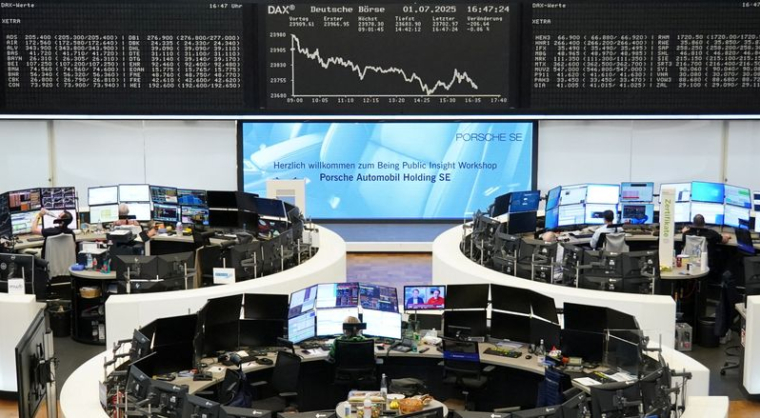 Le graphique de l'indice boursier allemand DAX est affiché à la bourse de Francfort, en Allemagne.