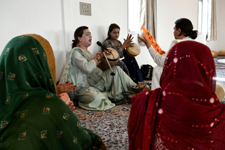 Des artistes transgenres jouent de la musique lors d'un mariage à Srinagar, principale ville du Cachemire administré par l’Inde, le 1er juin 2026 ( AFP / Tauseef MUSTAFA )