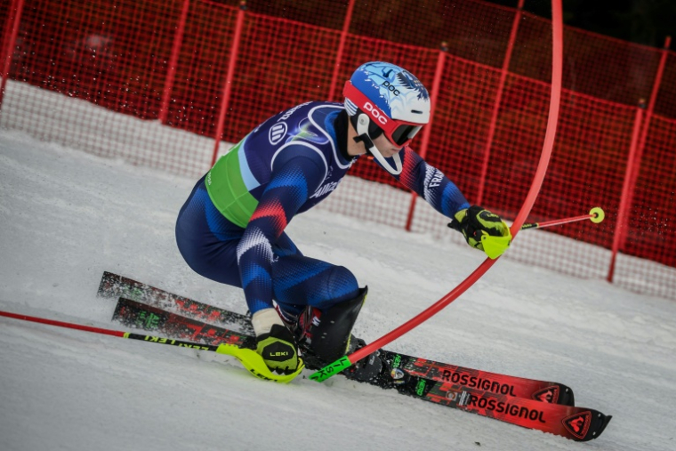 Le skieur français Arthur Bauchet a remporté en ski alpin deux des quatre médailles d'or décrochées par les Bleurs lors des jeux paralympiques de Milan Cortina. Photo prise le 10 mars à Cortina d’Ampezzo ( AFP / JEFF PACHOUD )
