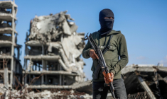 Un combattant du Hamas dans les décombres du camp de Jabaliya, dans la bande de Gaza, le 1er décembre 2025 ( AFP / Omar AL-QATTAA )