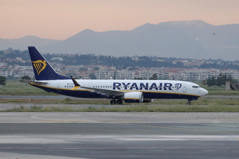 Un avion de Ryanair à l'aéroport de Makedonia à Thessalonique