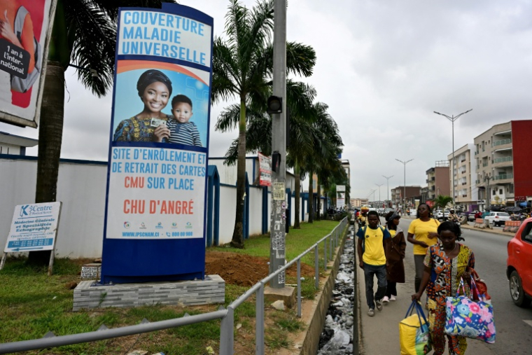 Devant le centre hospitalier universitaire d'Abidjan, le 31 juillet 2025 ( AFP / Issouf SANOGO )