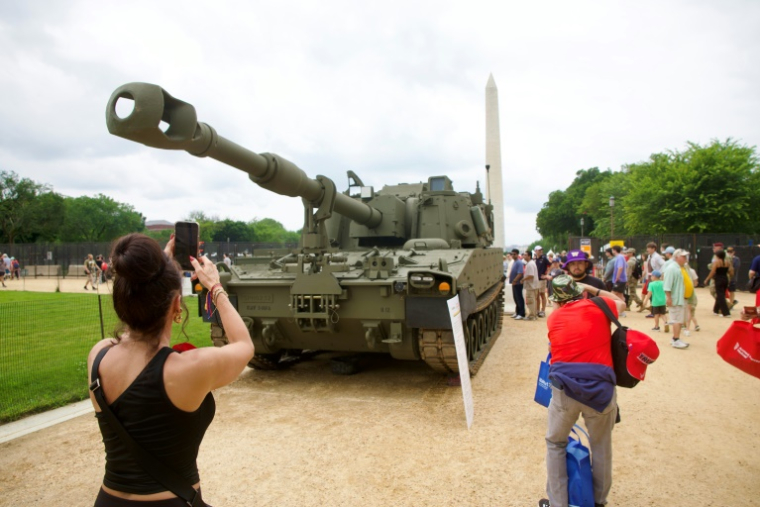 Des visiteurs prennent en photo un char d'assaut sur le National Mall, le juin à Washington ( AFP / Amid FARAHI )