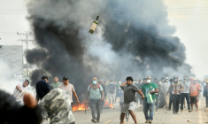 Des manifestants antigouvernementaux affrontent la police lors d'une opération visant à lever un barrage routier à San Julian, dans le département de Santa Cruz, en Bolivie, le 6 juin 2026 ( AFP / Rodrigo URZAGASTI )