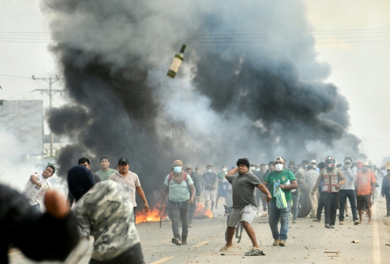Des manifestants antigouvernementaux affrontent la police lors d'une opération visant à lever un barrage routier à San Julian, dans le département de Santa Cruz, en Bolivie, le 6 juin 2026 ( AFP / Rodrigo URZAGASTI )