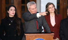 Le président républicain de la commission d'enquête parlementaire qui a interrogé vendredi l'ancien président Bill Clinton sur ses liens avec le criminel sexuel Jeffrey Esptein, le 27 février 2026 ( AFP / CHARLY TRIBALLEAU )