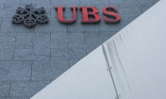 Le logo d'UBS est photographié sur la succursale de la banque suisse à Lucerne