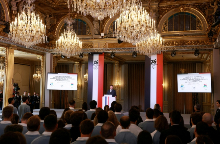 Le président Emmanuel Macron lors d'une cérémonie de remise de médailles en l'honneur des athlètes français ayant participé aux Jeux olympiques d'hiver de Milan-Cortina 2026, à l'Élysée, le 29 avril 2026 à Paris ( POOL / Stephanie Lecocq )