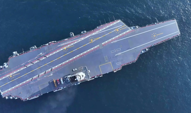 Capture d'écran tirée d'une séquence vidéo du ministère de la Défense chinois prise en mai 2024 et diffusée via AFPTV le 11 mai 2024 du troisième porte-avions de la Chine, le Fujian, lors d'essais en mer dans un endroit non précisé ( CHINA'S MINISTRY OF DEFENCE / Handout )