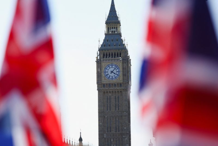 Vue sur Big Ben sur la place du Parlement, à Londres