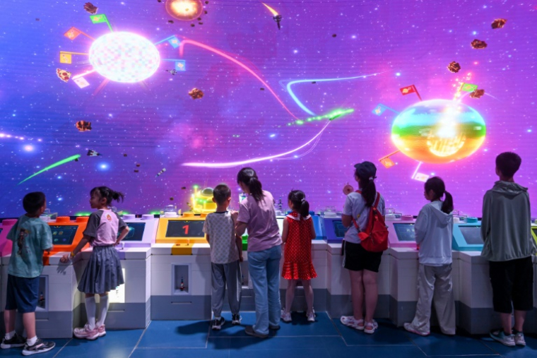 Des enfants visitent le parc Legoland de Shanghai le jour de son ouverture officielle, le 5 juillet 2025 ( AFP / STR )