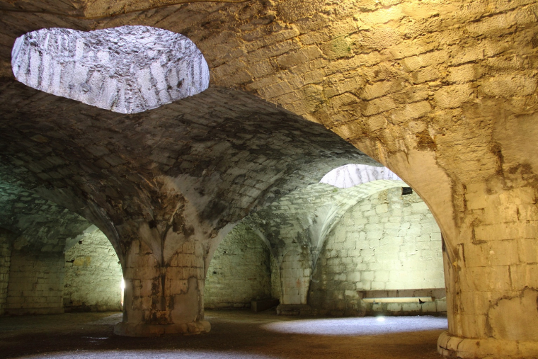 La question de la lumière naturelle a été réglée depuis longtemps à travers la création de puits de lumières.