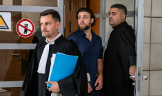 Le streamer Owen Cenazandotti (c), alias  Naruto, au tribunal de Nice avec son avocat, Me  Fabien Carles (g), le 5 août 2026 ( AFP / Miguel MEDINA )