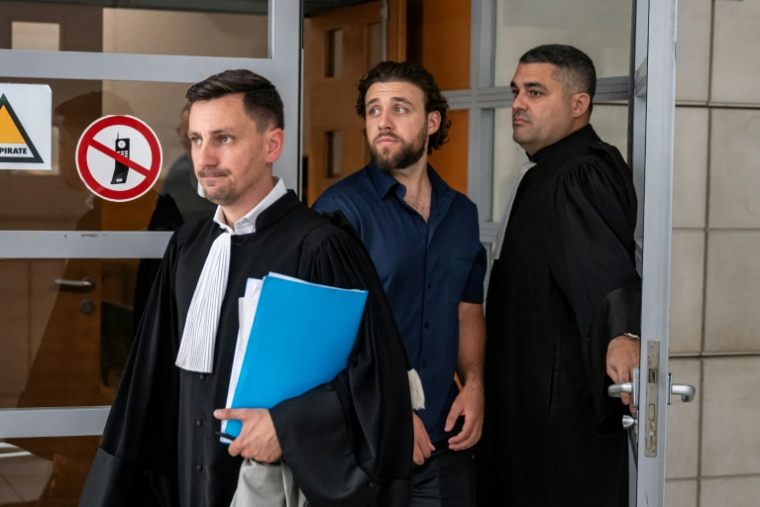 Le streamer Owen Cenazandotti (c), alias  Naruto, au tribunal de Nice avec son avocat, Me  Fabien Carles (g), le 5 août 2026 ( AFP / Miguel MEDINA )