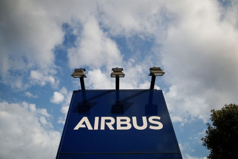 Un logo d'Airbus à l'entrée de l'usine de Blagnac, près de Toulouse