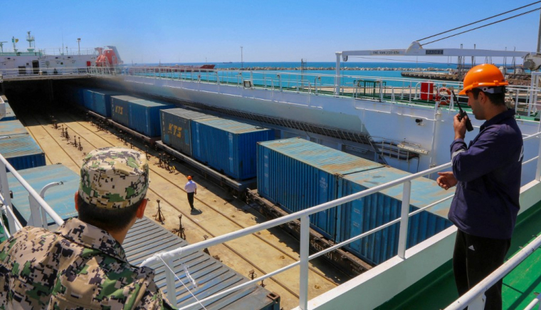 Des oubvriers en 2018 dans le port d'Aktaou au Kazakhstan. ( AFP / TALANT KUSAIN )