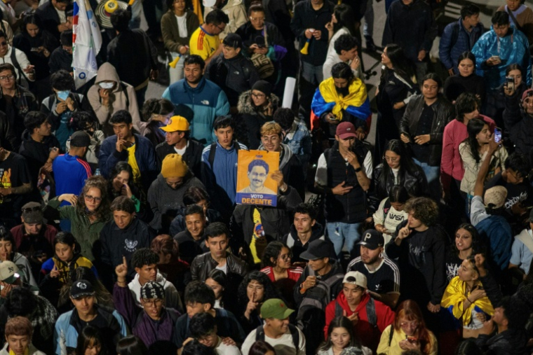 Une affiche du candidat de gauche Ivan Cepeda lors d'un rassemblement de protestation contre les résultats préliminaires du second tour de l'élection présidentielle à Bogota, en Colombie, le 21 juin 2026 ( AFP / Diego Cuevas )
