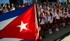 Des élèves sont rassemblés dans la cour de leur école pour la rentrée des classes à La Havane, le 1er septembre 2026 ( AFP / YAMIL LAGE )