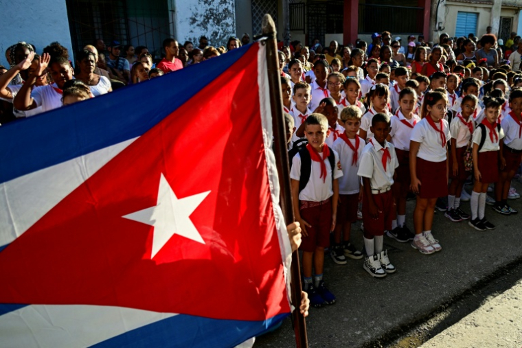 Des élèves sont rassemblés dans la cour de leur école pour la rentrée des classes à La Havane, le 1er septembre 2026 ( AFP / YAMIL LAGE )