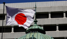 Le drapeau national japonais flotte sur le bâtiment de la Banque du Japon à Tokyo
