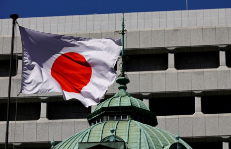 Le drapeau national japonais flotte sur le bâtiment de la Banque du Japon à Tokyo
