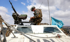 Un soldat français de la Force intérimaire des Nations unies au Liban (Finul) en patrouille dans le village de Kfar Kila, dans le sud du Liban, près de la frontière avec le nord d'Israël, le 27 août 2025 ( AFP / ANWAR AMRO )