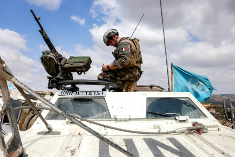Un soldat français de la Force intérimaire des Nations unies au Liban (Finul) en patrouille dans le village de Kfar Kila, dans le sud du Liban, près de la frontière avec le nord d'Israël, le 27 août 2025 ( AFP / ANWAR AMRO )
