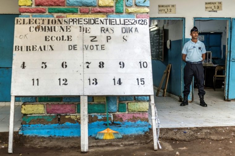 Un gendarme monte la garde devant un bureau de vote lors de l'élection présidentielle, le 10 avril 2026 à Djibouti ( AFP / Luis TATO )