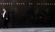 Un homme fume devant le siège de la Banque centrale d'Australie à Sydney