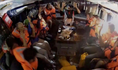 Une vidéo de surveillance montre l'équipage du "Madleen", un yacht battant pavillon britannique à destination de Gaza, lever les mains en l'air