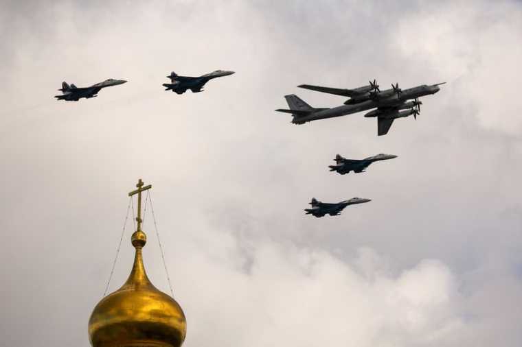 Des avions de combat russes Su-35S et un bombardier stratégique Tu-95ms