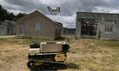 Un robot porteur d'un drone est entraîné à progresser en autonomie sur le chemin qui lui a été assigné, le 2 juillet à Coëtquidan, dans l'ouest de la France ( AFP / Fred TANNEAU )