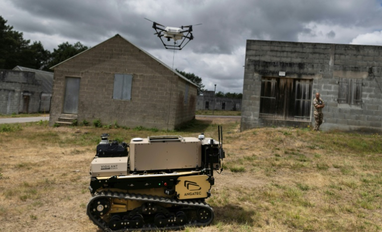 Un robot porteur d'un drone est entraîné à progresser en autonomie sur le chemin qui lui a été assigné, le 2 juillet à Coëtquidan, dans l'ouest de la France ( AFP / Fred TANNEAU )