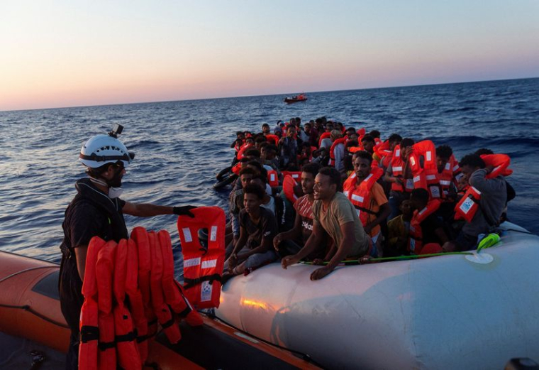 PRÈS DE 700 MIGRANTS SECOURUS EN MER AU LARGE DE L'ITALIE, 5 MORTS