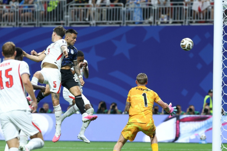 L'attaquant argentin Lautaro Martinez (au centre) marque de la tête le but de la victoire contre l'Angleterre en demi-finale de la Coupe du monde, le 15 juillet 2026 à Atlanta ( AFP / Thomas COEX )