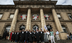 Des magistrats et des avocats rassemblés devant le palais de justice de Paris lors d'une journée d'action pour s'opposer au projet de loi SURE, le 29 juin 2026 ( AFP / SIMON WOHLFAHRT )