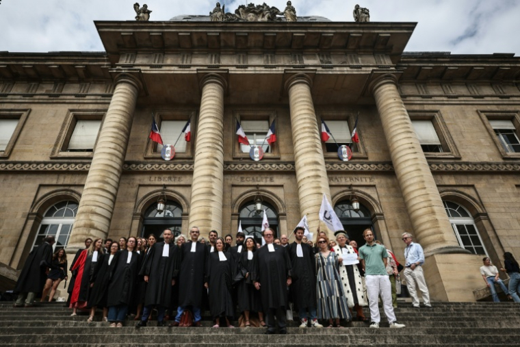 Des magistrats et des avocats rassemblés devant le palais de justice de Paris lors d'une journée d'action pour s'opposer au projet de loi SURE, le 29 juin 2026 ( AFP / SIMON WOHLFAHRT )